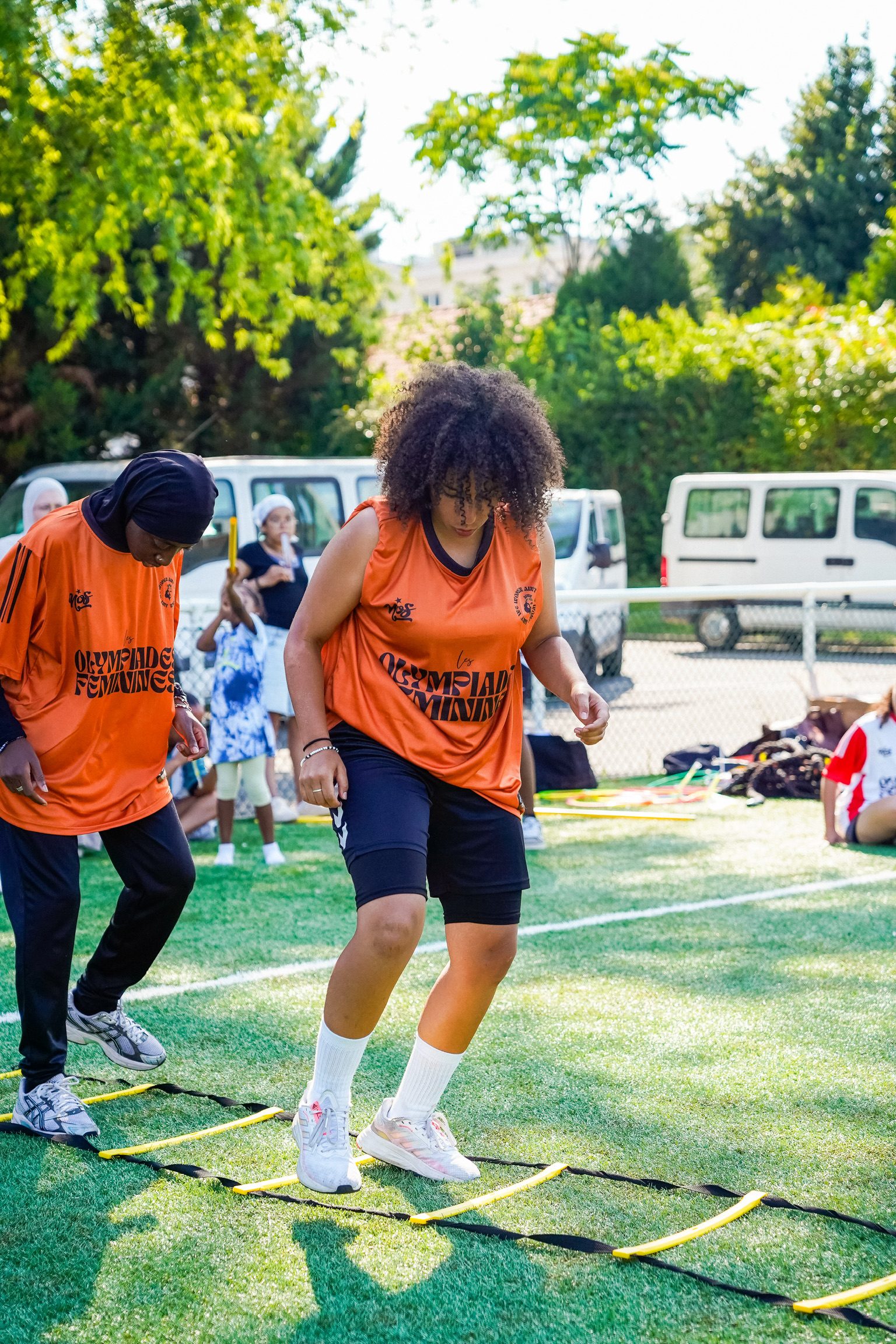Exercice d'agilité, participantes en maillots orange Olympiades Féminines